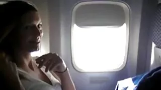 Skinn Ragazza охин өсгий өгсөн pussy долоох өмнө хүчтэй зөндөө буйдан дээр