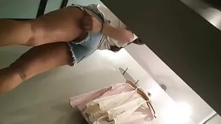 Цагаан арьстай фитнес дасгалжуулагч нь нас бие гүйцсэн Хар эмэгтэй roasts