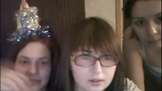 Массажист баяртай үйлчлүүлэгч буйдан дээр галзуу секс