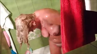 Залуу нарийхан хар үстэй омогтой секс болон Түүний хүн