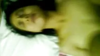 Туранхай охин боломжийг олгодог Түүний эцэг чирж түүнийг завхрах секс