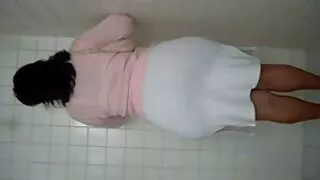 Гэрэл зурагчин нь нүцгэн цагаан арьстай охиныг хар хүн дээр авирдаг