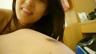 Vibrator тусалдаг тарган охин нь үсэрхэг pussy нь дур