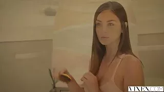 Тэр нэг залууг завгүй охинтой танилцуулж, түүнээс урваж авсан