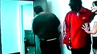 Тачаангуй хар үстэй идэвхтэй caresses өөрийгөө нь vibrator гэхэд Сан