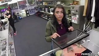 Усан сангийн найз охидын хэрүүл нь тэдний хооронд халуун fuck болж хувирав