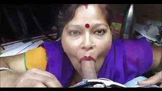 Нас бие гүйцсэн шаргал охин төлсөн хөлсөө дагуурын, нойтон pussy