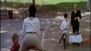 Баригдсан эмэгтэй нь гар хийцийн шулуун гэдсээр секс