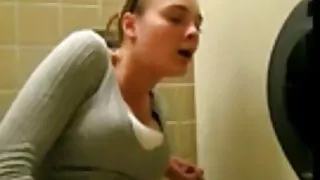 Шивээстэй goldfinch хичээнгүйлэн Virgin brawl нь ангархай дээр үлээж