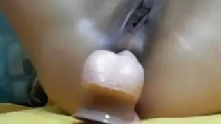 Улбар шар үстэй coquette caresses түүний авч хаях pussy нь ил тод тоглоом