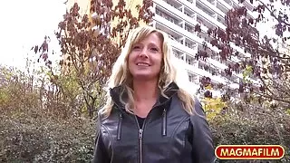 Нүдний шил охин trussed орондоо хар амраг