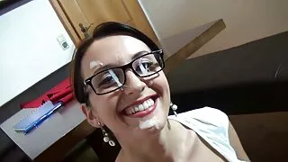 Үдэшлэг дээр, залуу roasts хоер busty нялхас, шүтэн биширдэг лесбиян үнсэж