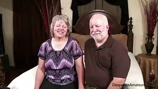 Боол нь хөлийг нь эмчилсний дараа залуу эзэгтэйн crotch-ийг долоодог