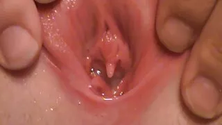 Залуу эмэгтэй хөгжим, бүжиг сонсож сэтгэл хангалуун байгаа бөгөөд masturbate хүсдэг