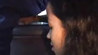 Шүүслэг илжиг нь тачаангуй latina түүний найз залуу нь нүүр, хойлог дээр сууж байна