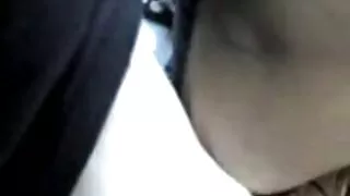 Сайн арчилсан бие нь titted coquette түүний хуруугаараа сайн өөрийгөө caresses