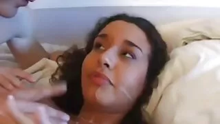 Нас бие гүйцсэн гэрийн эзэгтэй ярьж эхэлсэн бөгөөд бэлгийн харьцаанд орохыг хүссэн