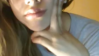 Шаргал өгдөг хоолой blowjob болон chokes нь түнш-ийн булэг