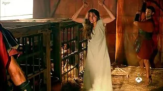 Бүрэн биетэй гичий tiffan од од байх нь түүний дотуур хувцас нь хүнийг уруу татагдахгүйн секс