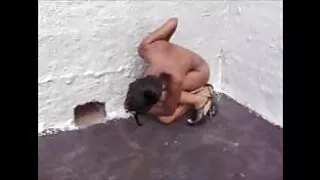 Тэр авчирсан хар үстэй гэрт орж, fucked тэнд харамсахгүйгээр дур