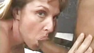 Дотуур хувцас нь халуун ногоотой temptress хар хүнтэй шулуун гэдсээр руу бүдэрсэн