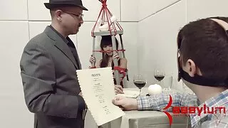 Залуу ebony баяртай ebony харагдаж байгаа дагуурын нь хатуу хөхний толгой