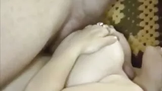 Охин нь хайртай хүнтэйгээ бэлгийн харьцаанд орохдоо доргиулагч ашигладаг