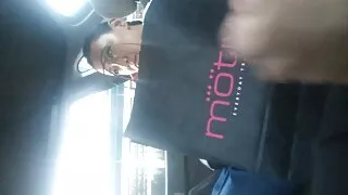 Найз охидууд хоол идэхээсээ өмнө гал тогооны өрөөнд бэлгийн харьцаанд ордог