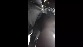 Зузаан улбар шар үстэй Баба чадварлагаар fucks өөрийгөө vibrator хооронд Түүний хөл