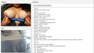 Тэрээр гитар дээр залуу охин тоглож, Түүний Илжиг хандах болсон